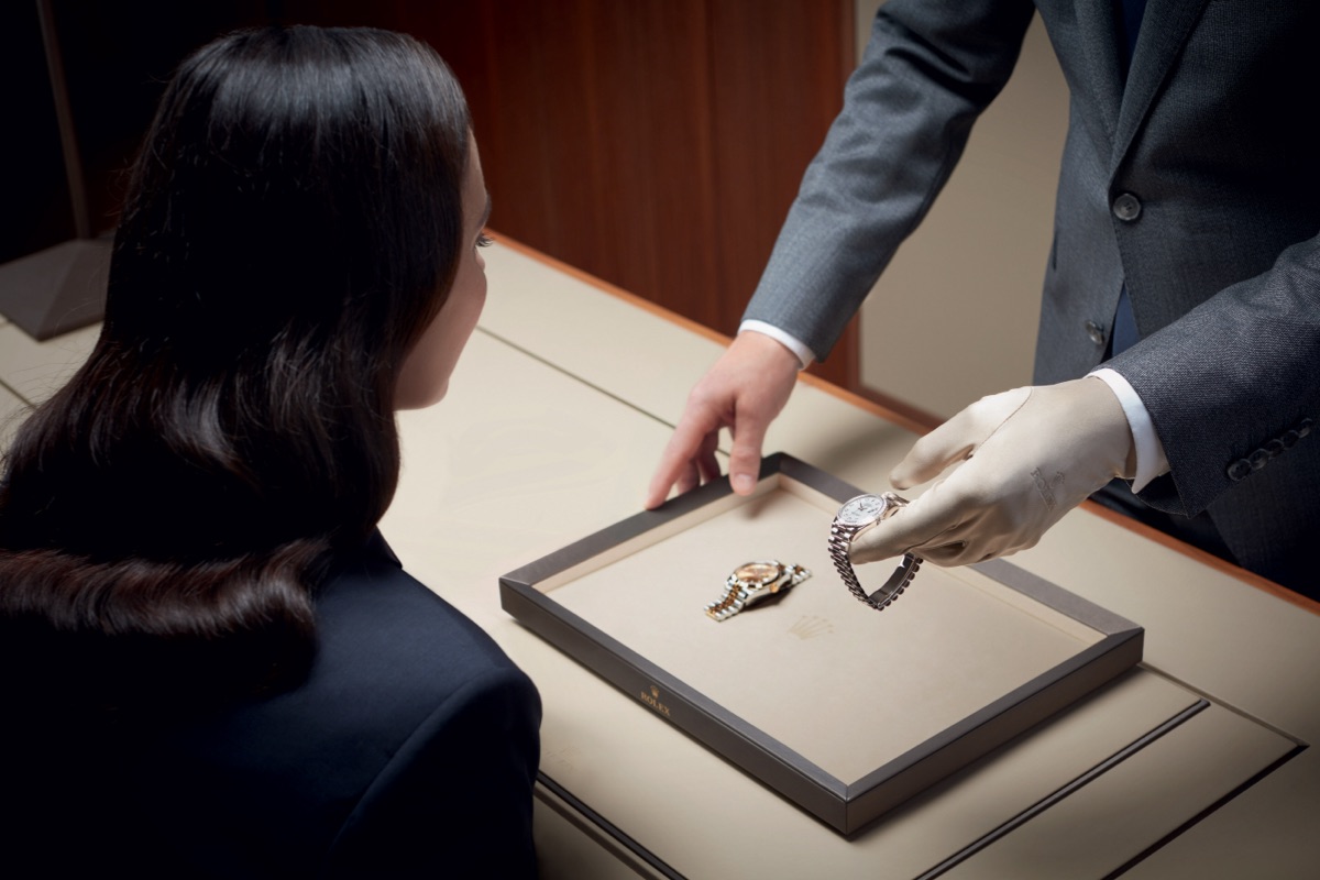 rolex-contact-message-7214_shoot_shop_geneva_retail_campaign_client_vendeur_pub_25_03_2019_sm_iso_01_small-landscape
